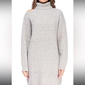 Knit turtleneck sweater w/ cutout 🐨